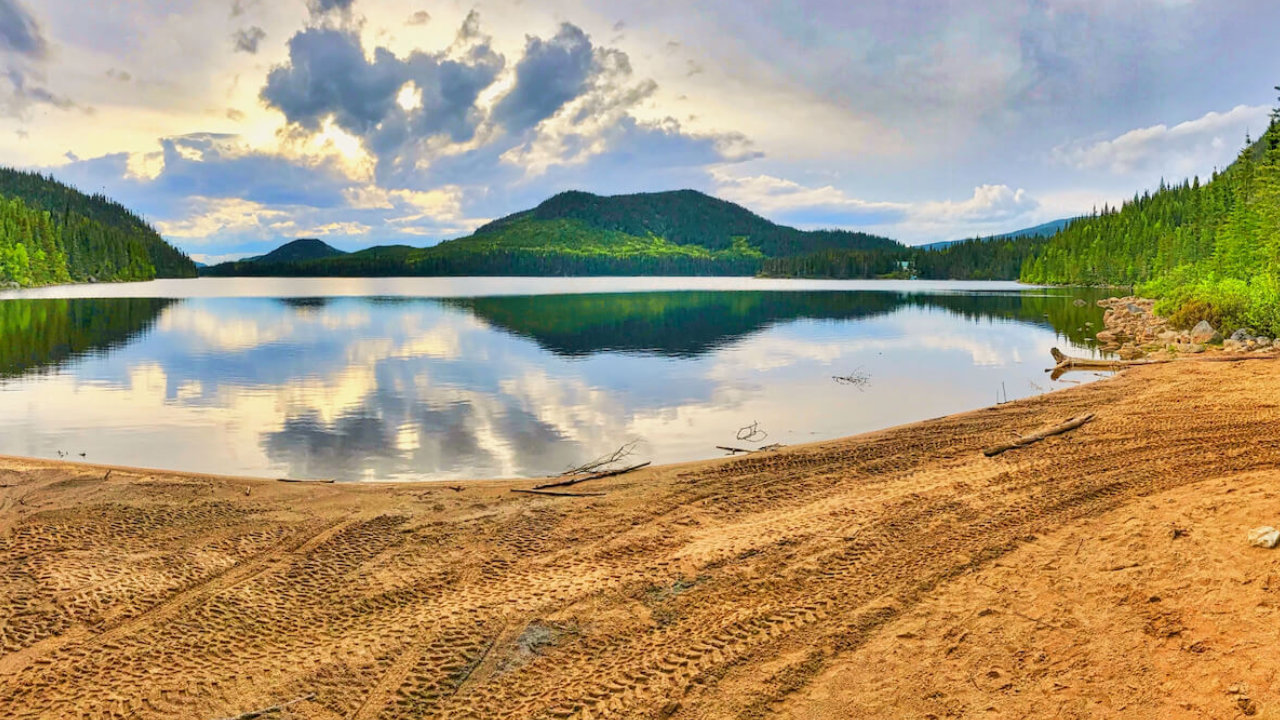 vue d'une plage et un paysage pendant une journée ensoleillée dans la ZEC des Martres